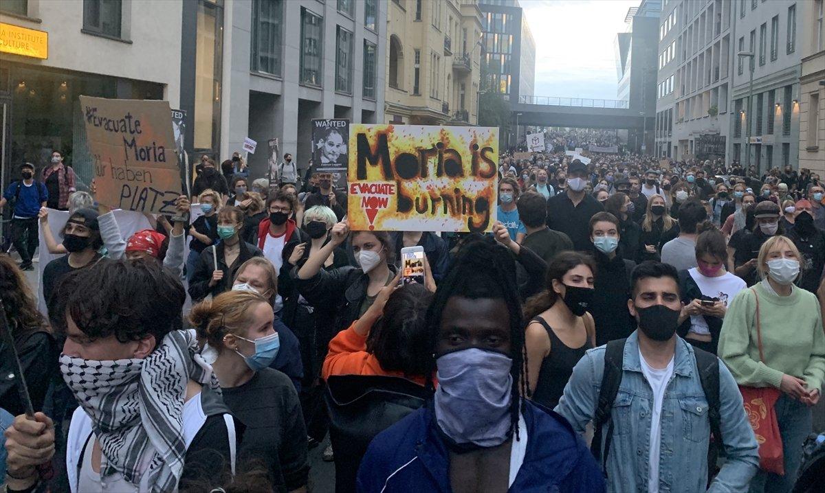 Almanya'da çadırları yanan mültecileri alın protestosu