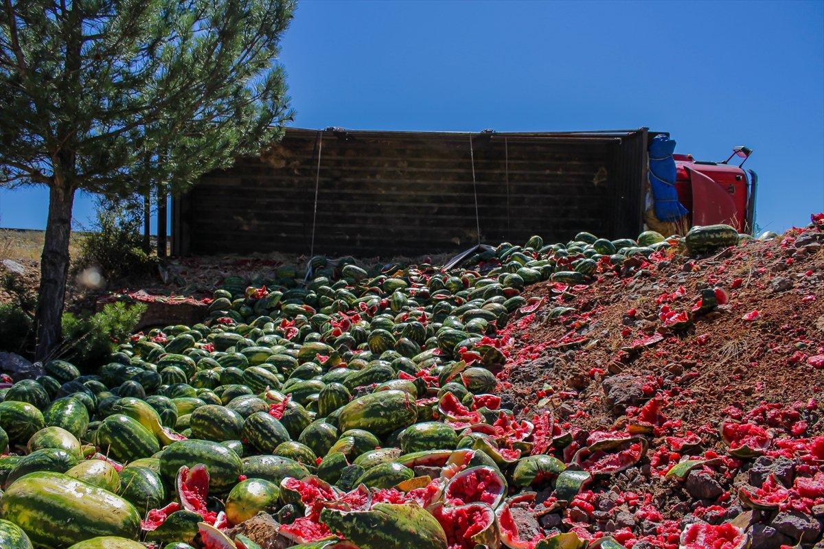 Antalya'da karpuz yüklü kamyon devrildi