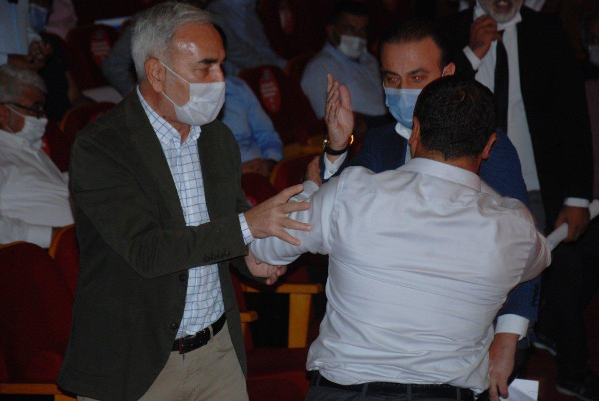Adana Büyükşehir Belediye Meclisinde kavga çıktı