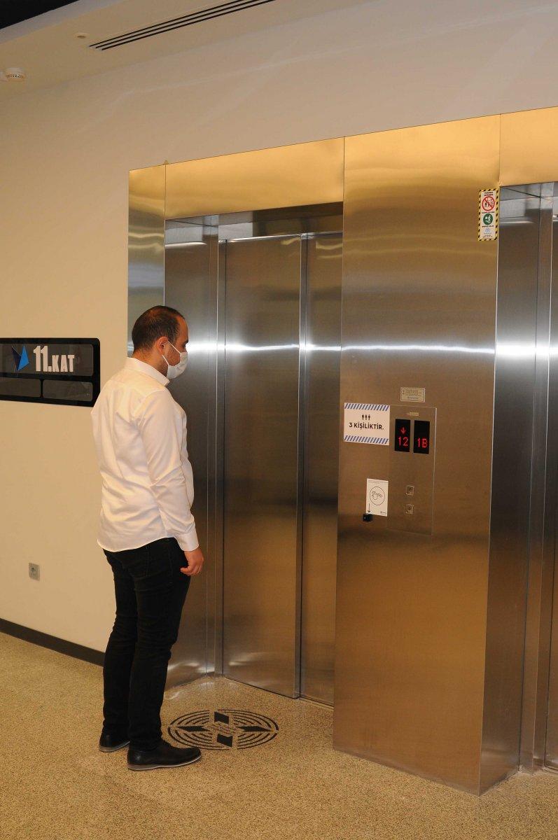 Kocaeli'de koronavirüse karşı ses komutuyla çalışan asansör sistemi yapıldı