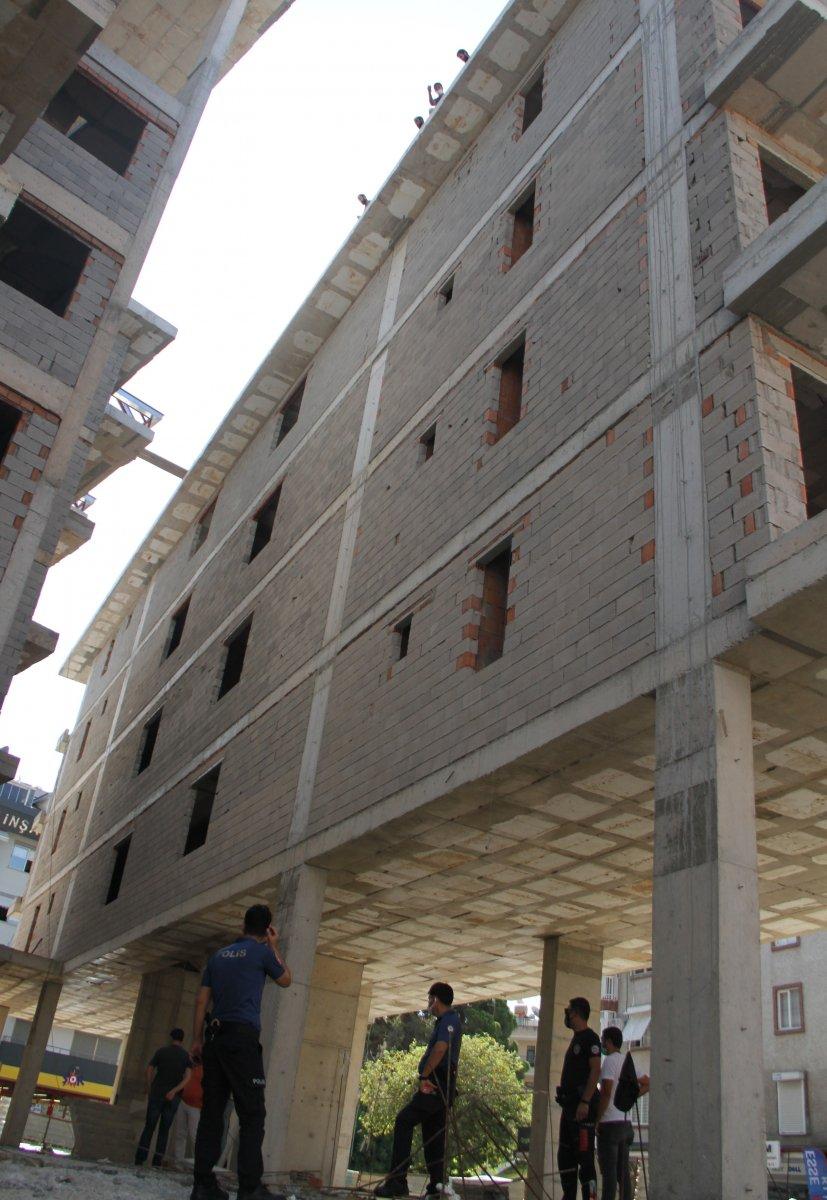 Alanya’da paralarını alamayan 10 işçi çatıya çıktı