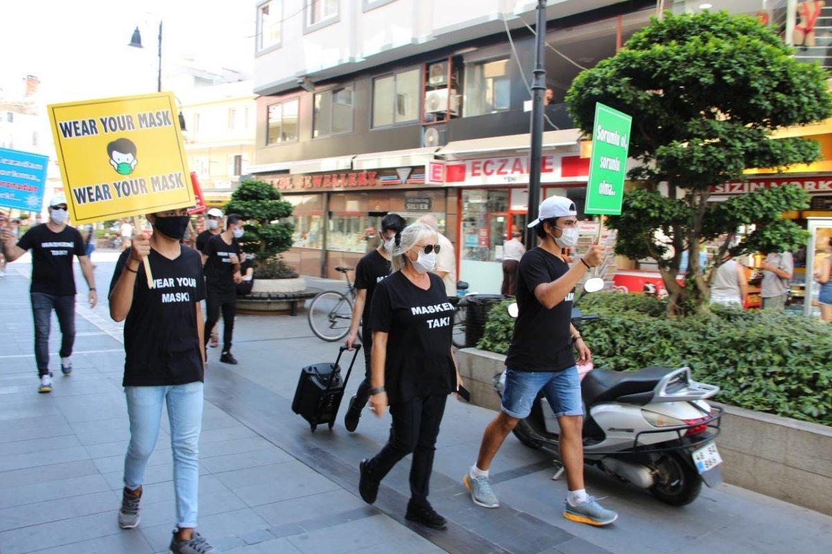 Marmaris'te öğrenciler maske dağıttı