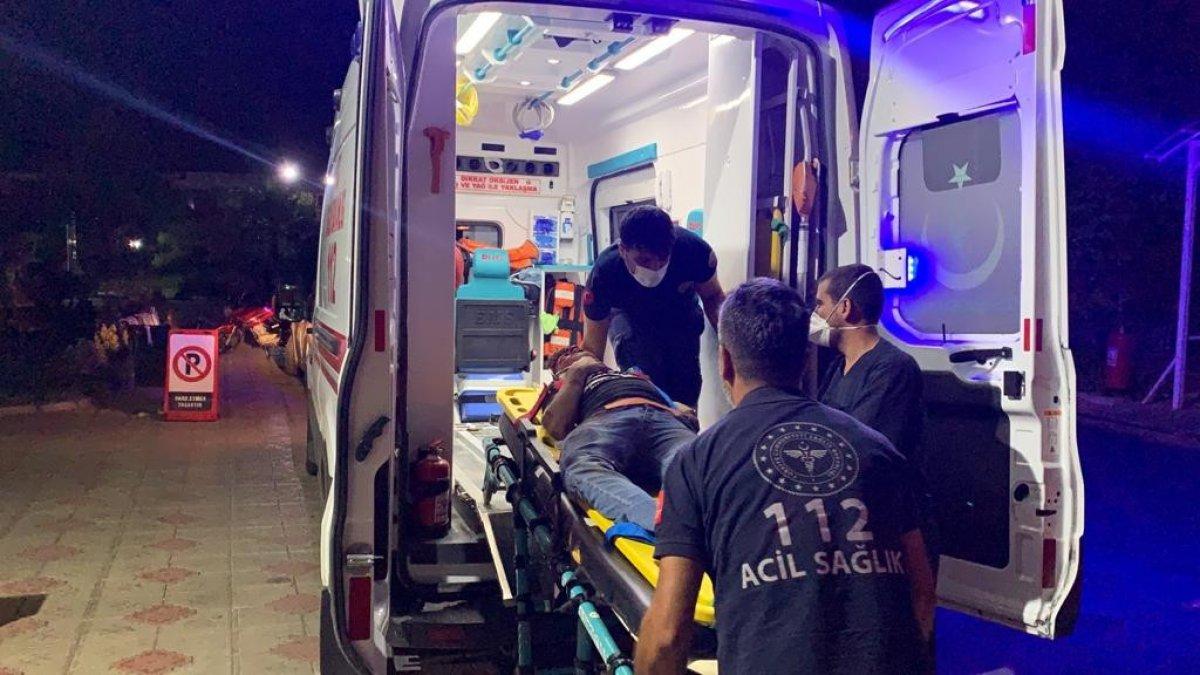 Adıyaman Kahta'da otomobil, önce tabelaya sonra direğe çarptı: 3 yaralı
