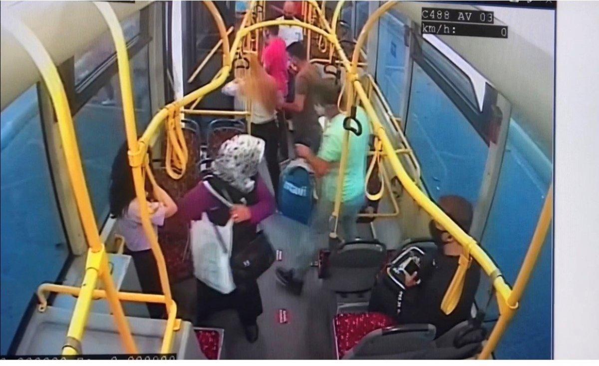 Ataşehir'de otobüse çarpan otomobil sürücüsü yaşamını yitirdi