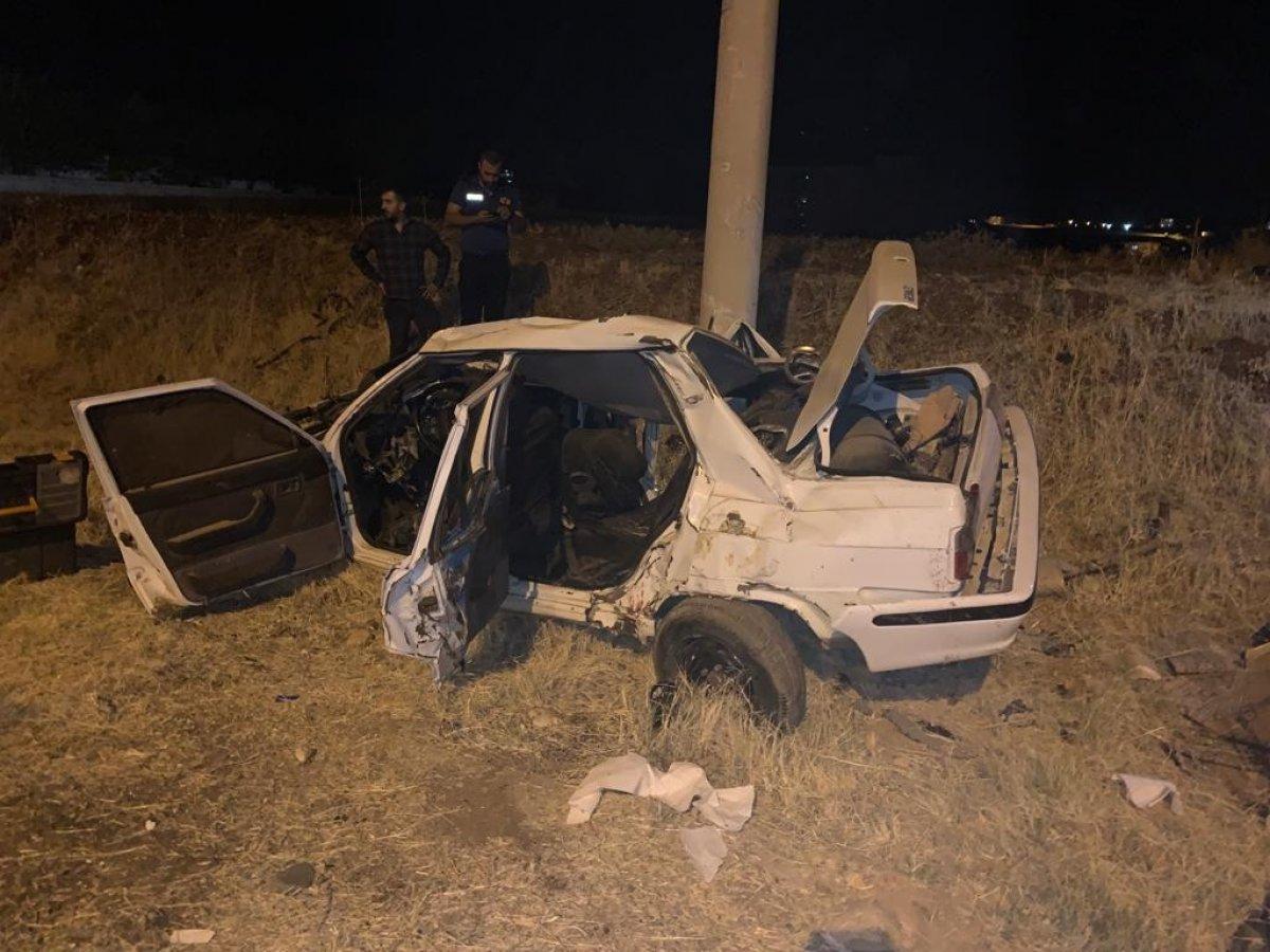 Adıyaman Kahta'da otomobil, önce tabelaya sonra direğe çarptı: 3 yaralı