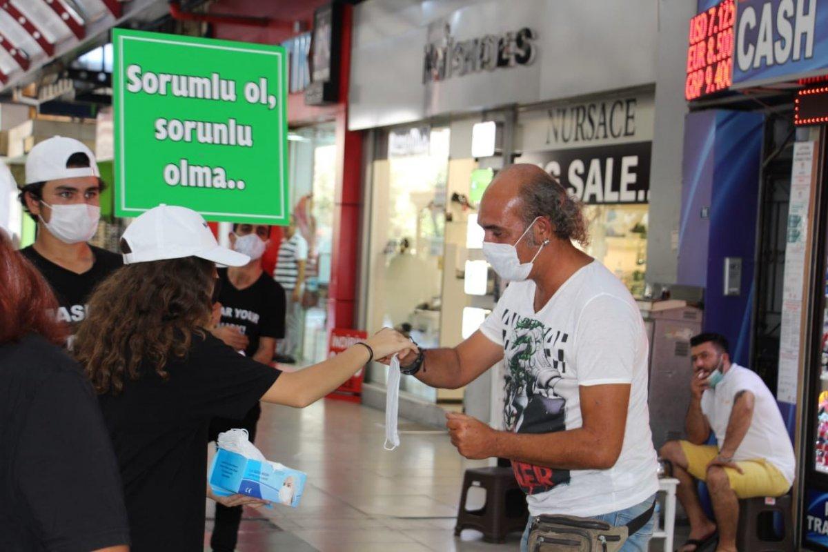 Marmaris'te öğrenciler maske dağıttı