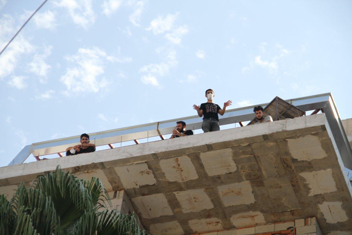 Alanya’da paralarını alamayan 10 işçi çatıya çıktı