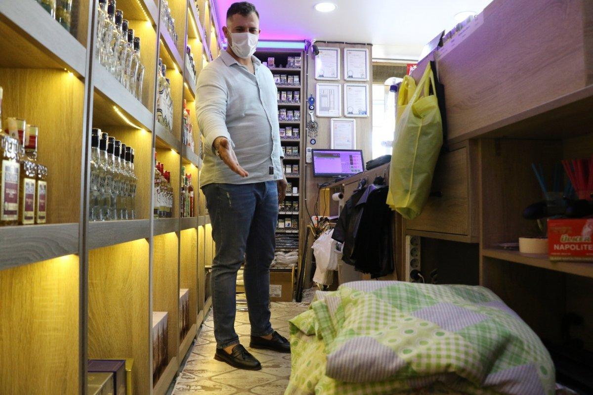 Antalya'daki dükkanında 1,5 aydır hırsızlık nöbeti tutan eski kick boksçu, hırsızları yakaladı