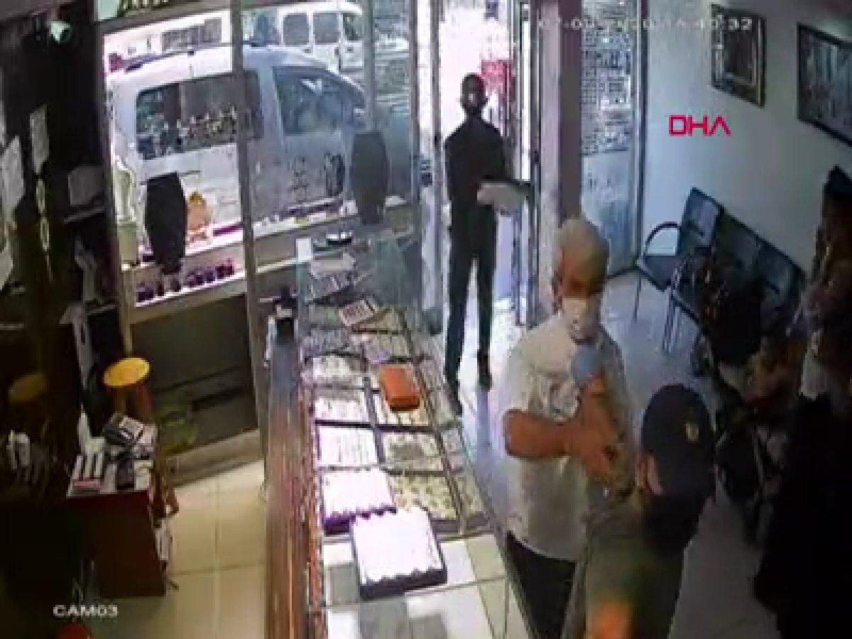 Adana'da kuyumcuyu soyan arkadaşlarına paten ve elbise getiren şahıs ortaya çıktı