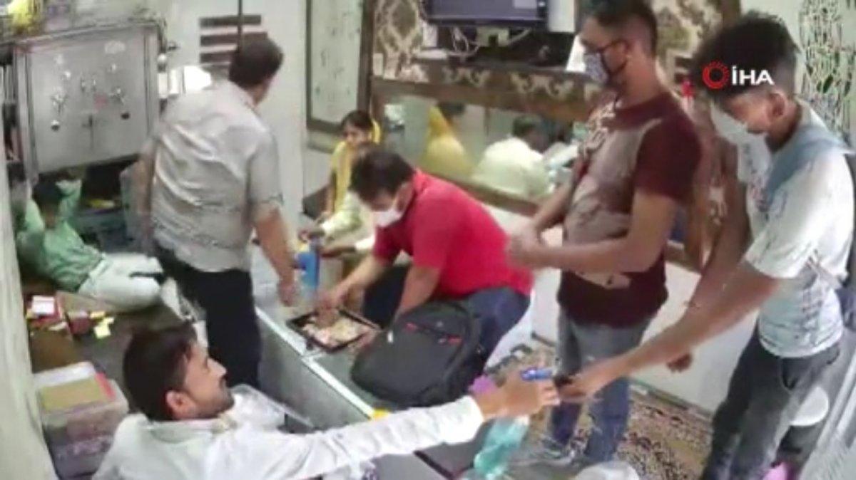 Hindistan'da 3 hırsız koronavirüs tedbirlerine uygun soygun yaptı