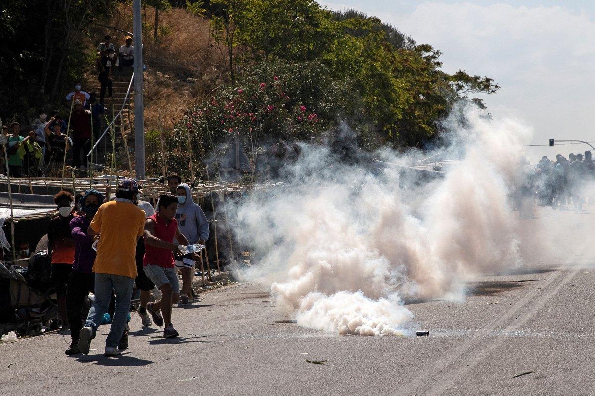 Yunan polisinden mültecilere biber gazlı müdahale