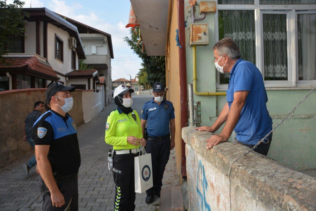 Sakarya'da maske takmayarak 3 gün karantinada kalacaklara kitapları dağıtıldı