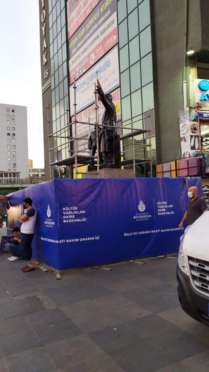 Şirinevler’de bulunan Atatürk heykeli parlatıldı