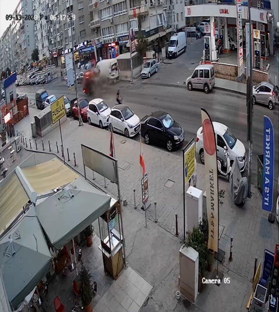 Karabağlar'da panelvan, park halindeki araçlara çarptı