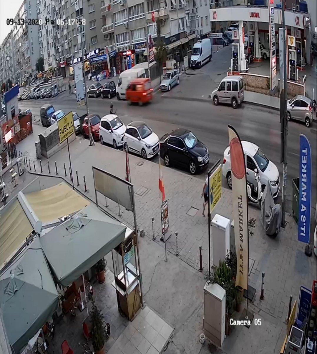 Karabağlar'da panelvan, park halindeki araçlara çarptı