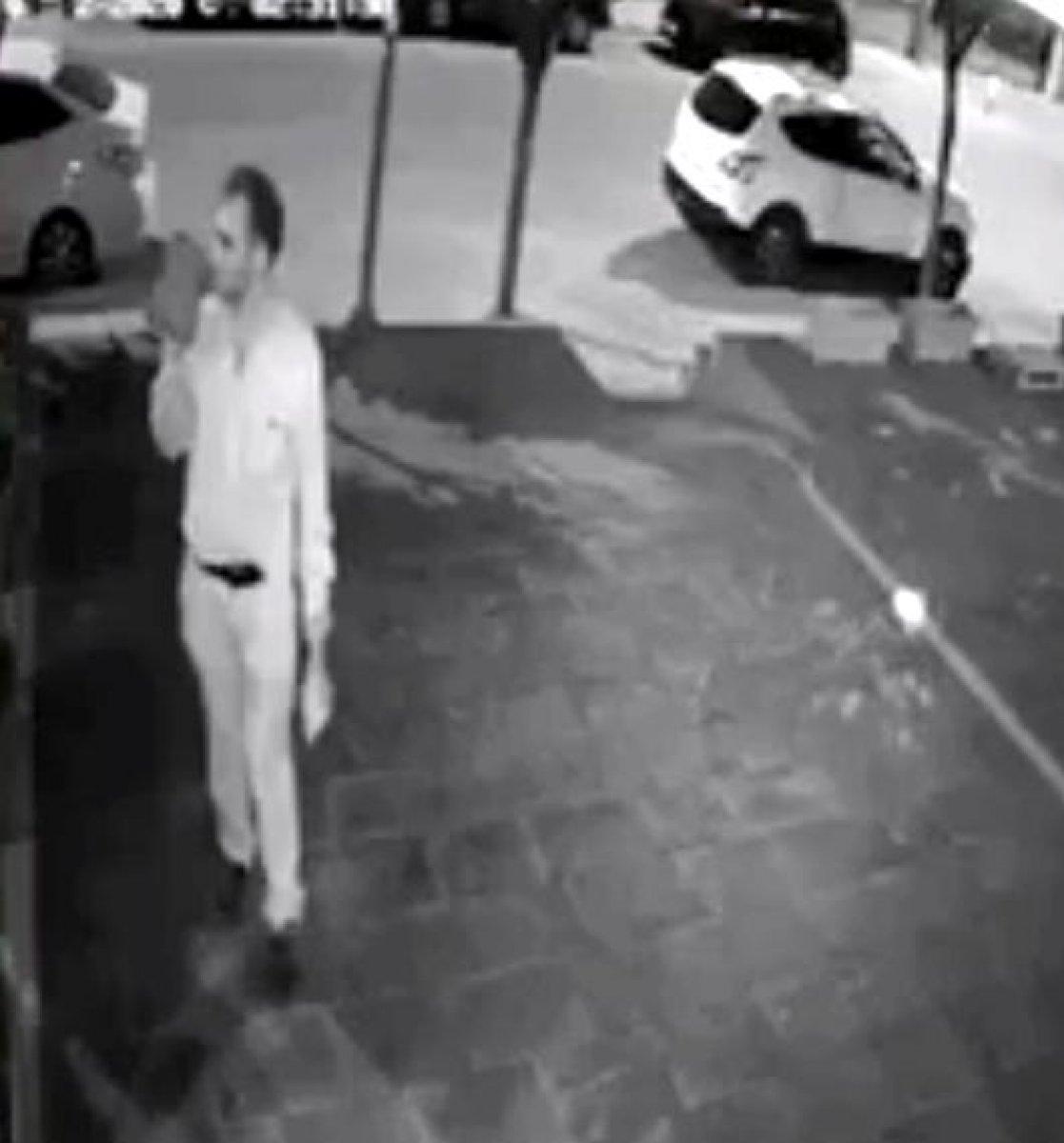 Kayseri'de kaldırım taşı ile camı kırıp, paraları çaldı