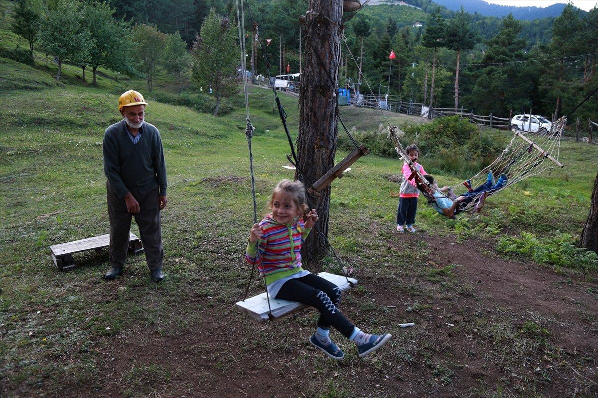 Artvin'de 10 dönümlük bahçesini çocuk parkına dönüştürdü