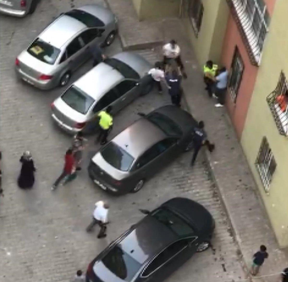 Küçükçekmece'de akrabaların kavgasını polis bile önleyemedi