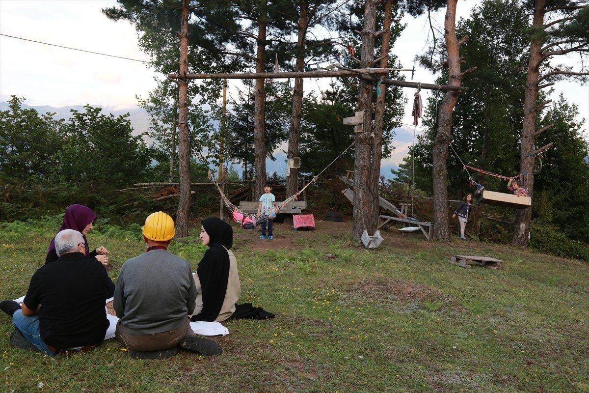 Artvin'de 10 dönümlük bahçesini çocuk parkına dönüştürdü