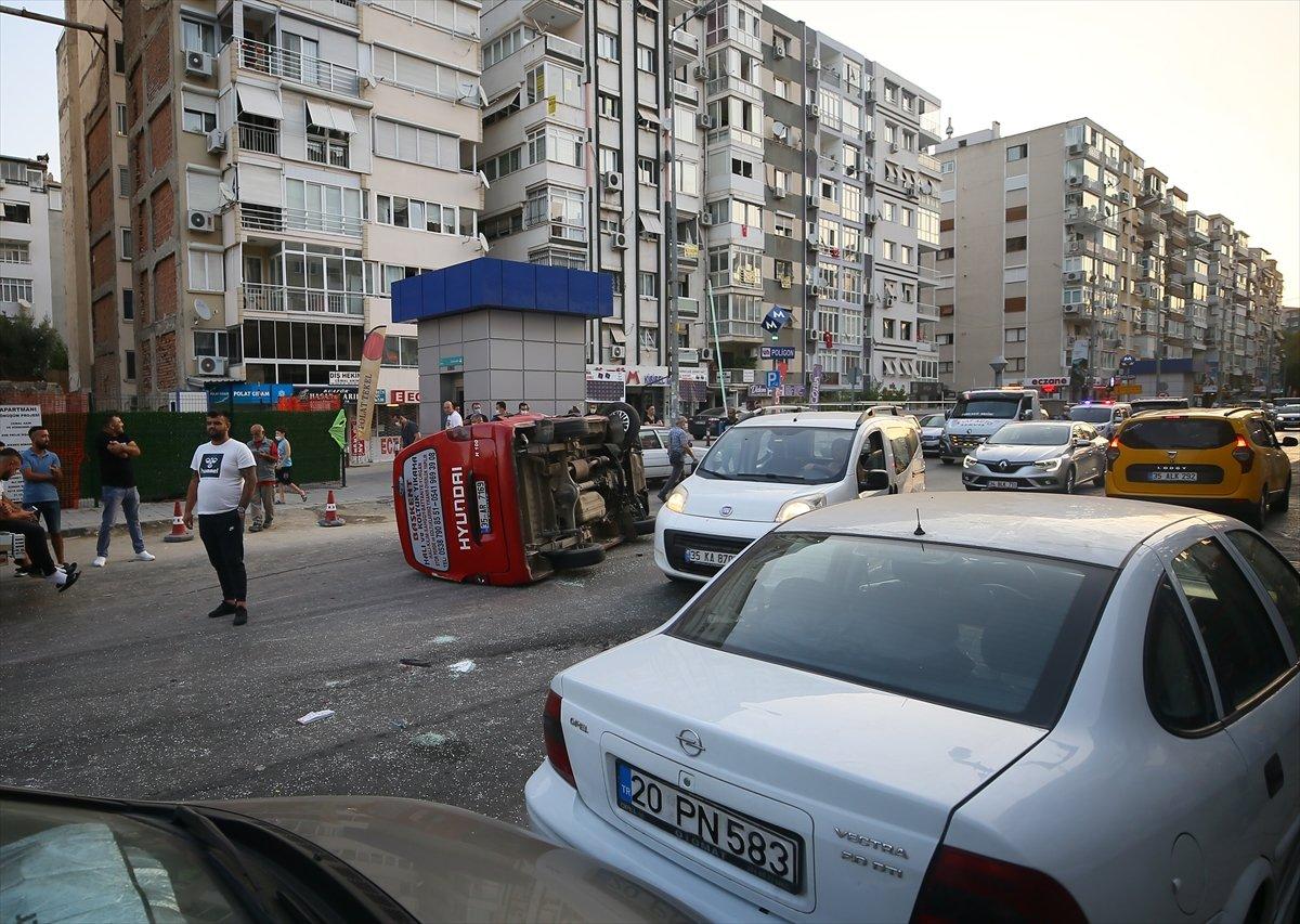 Karabağlar'da panelvan, park halindeki araçlara çarptı