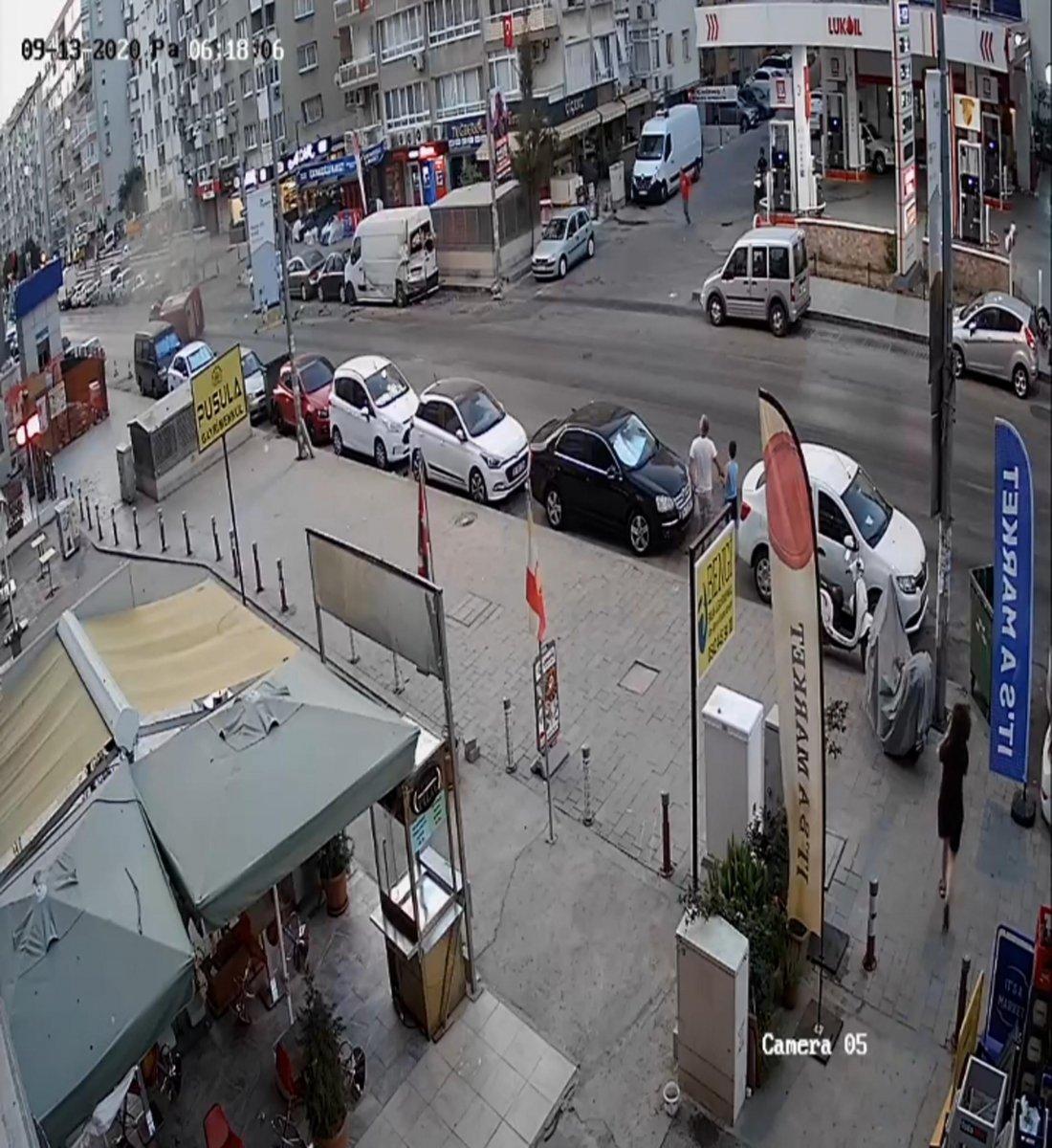 Karabağlar'da panelvan, park halindeki araçlara çarptı