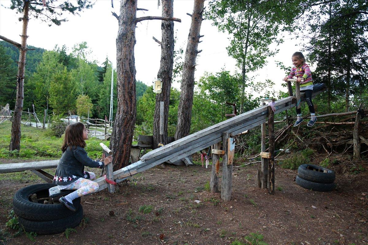 Artvin'de 10 dönümlük bahçesini çocuk parkına dönüştürdü