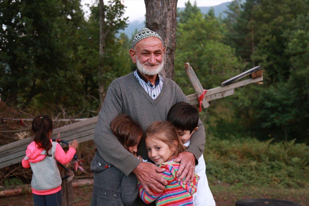 Artvin'de 10 dönümlük bahçesini çocuk parkına dönüştürdü