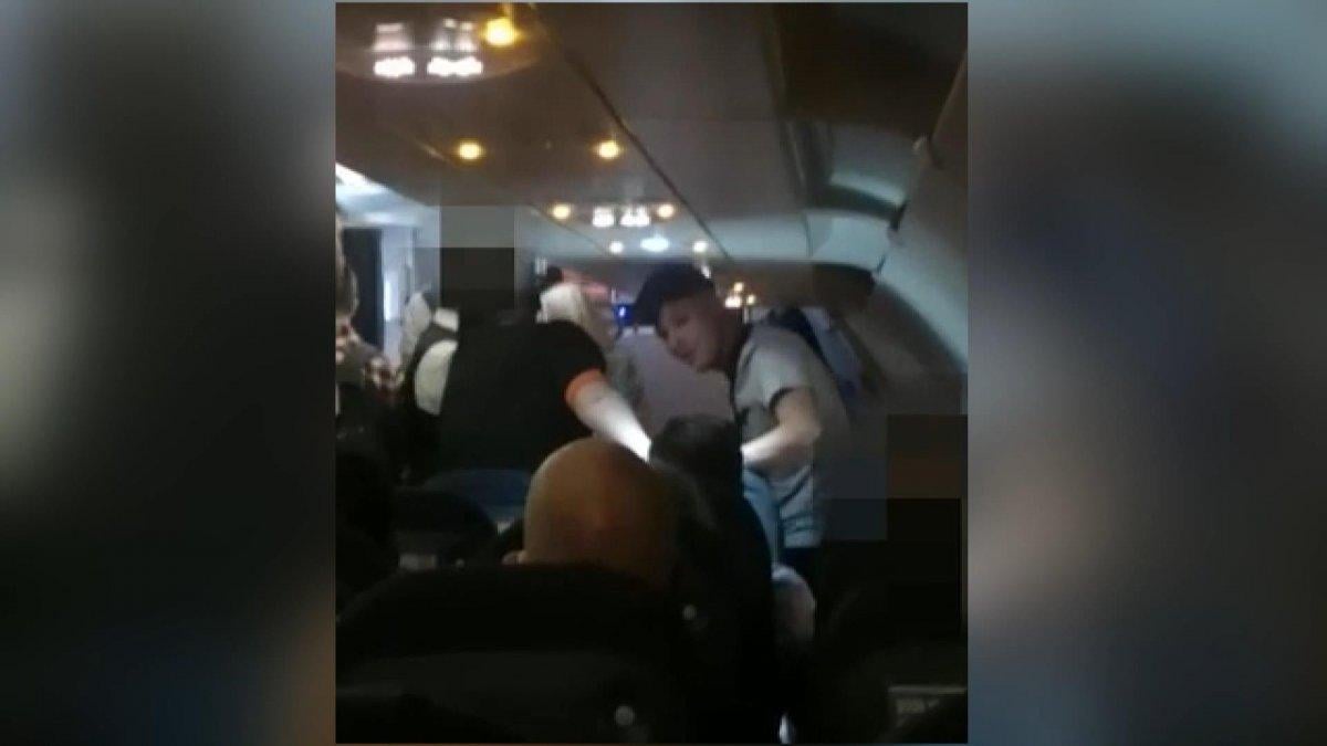 Londra’dan Türkiye’ye gelen uçakta ırkçılık kavgası