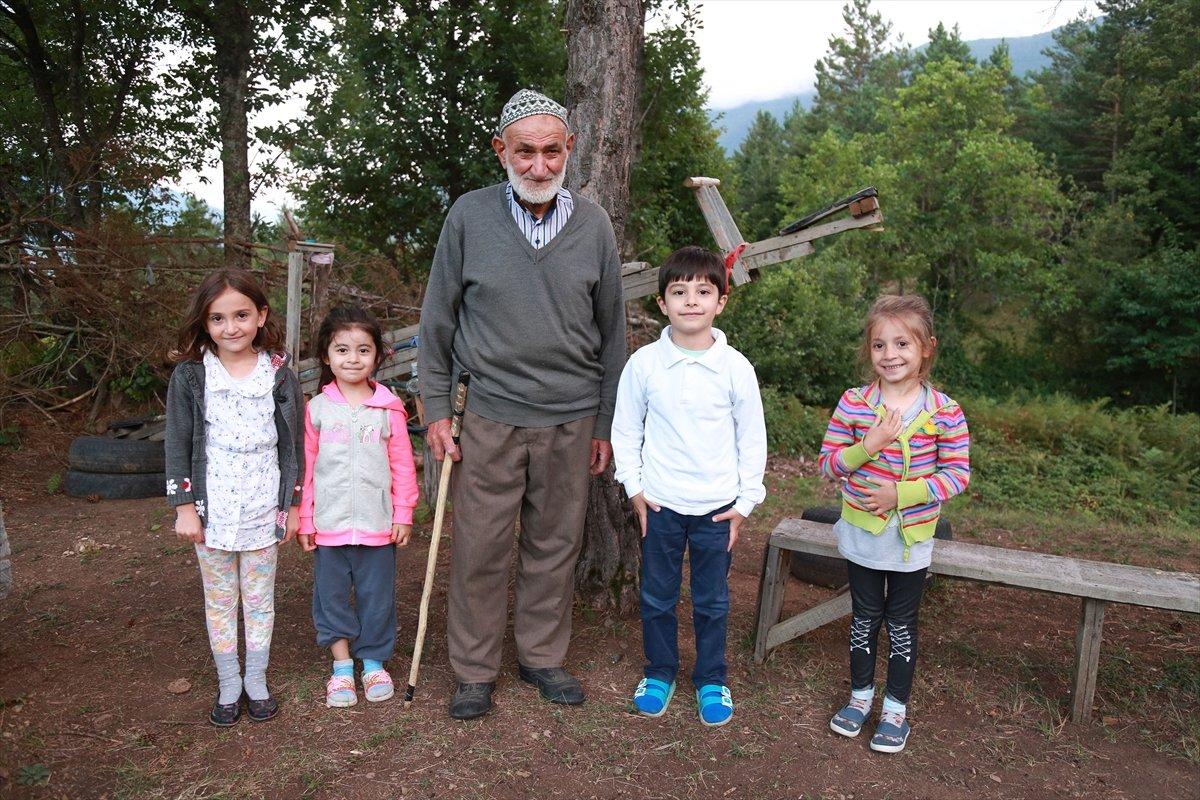 Artvin'de 10 dönümlük bahçesini çocuk parkına dönüştürdü