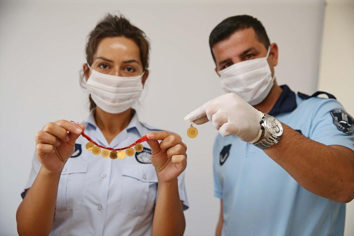 İzmir'de dilencinin üzerinden 8 altın ile 4 bin lira çıktı