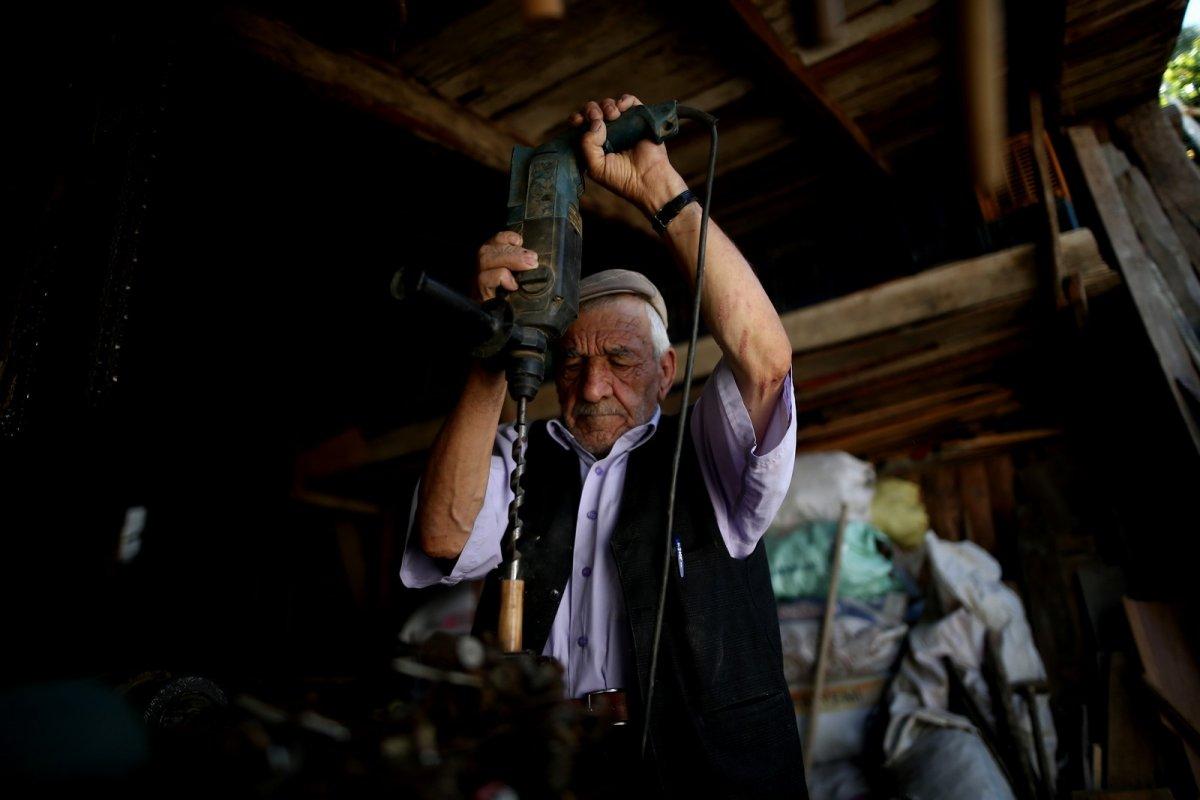 Bursa'da 78 yaşındaki vatandaş, baston üretmeye devam ediyor