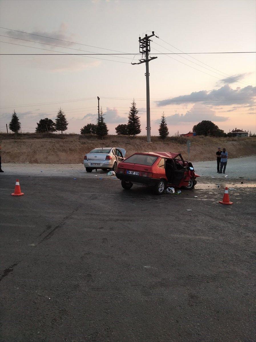 Uşak'ta iki araç çarpıştı: 1 ölü 7 yaralı