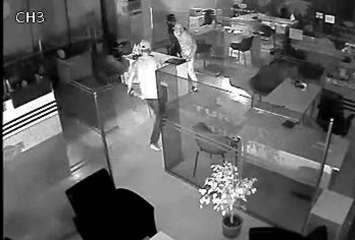 Avcılar'da emlak ofisinden bilgisayar çalan hırsızlar kamerada