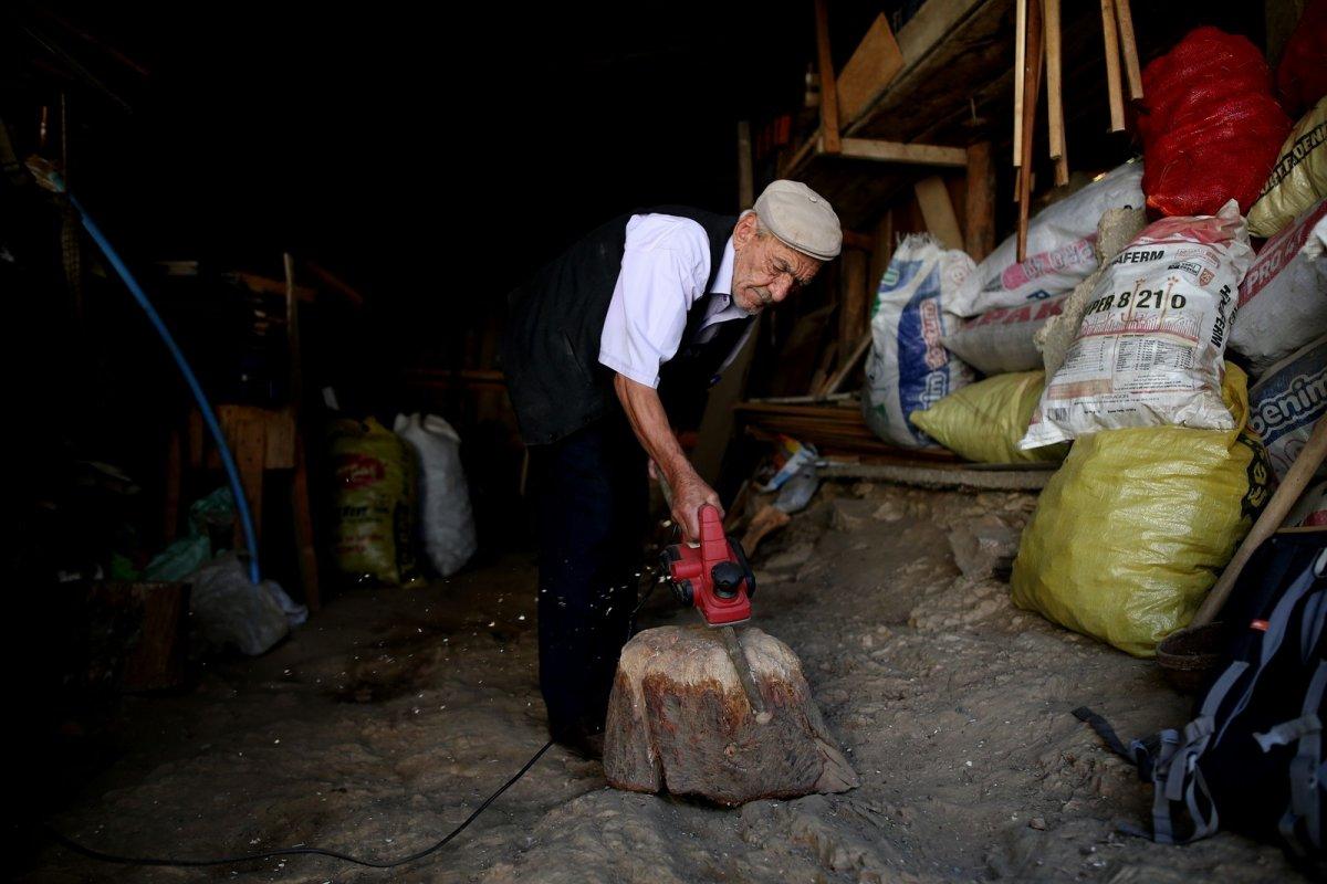 Bursa'da 78 yaşındaki vatandaş, baston üretmeye devam ediyor