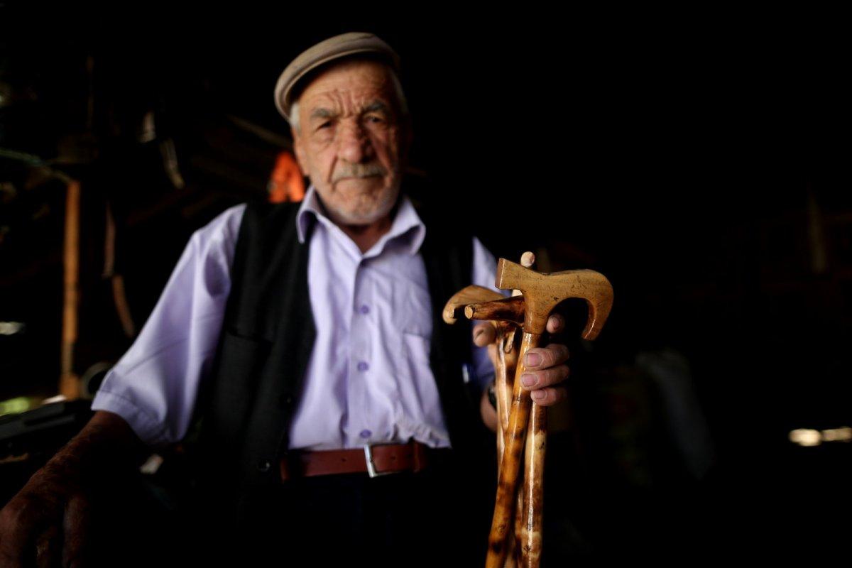 Bursa'da 78 yaşındaki vatandaş, baston üretmeye devam ediyor