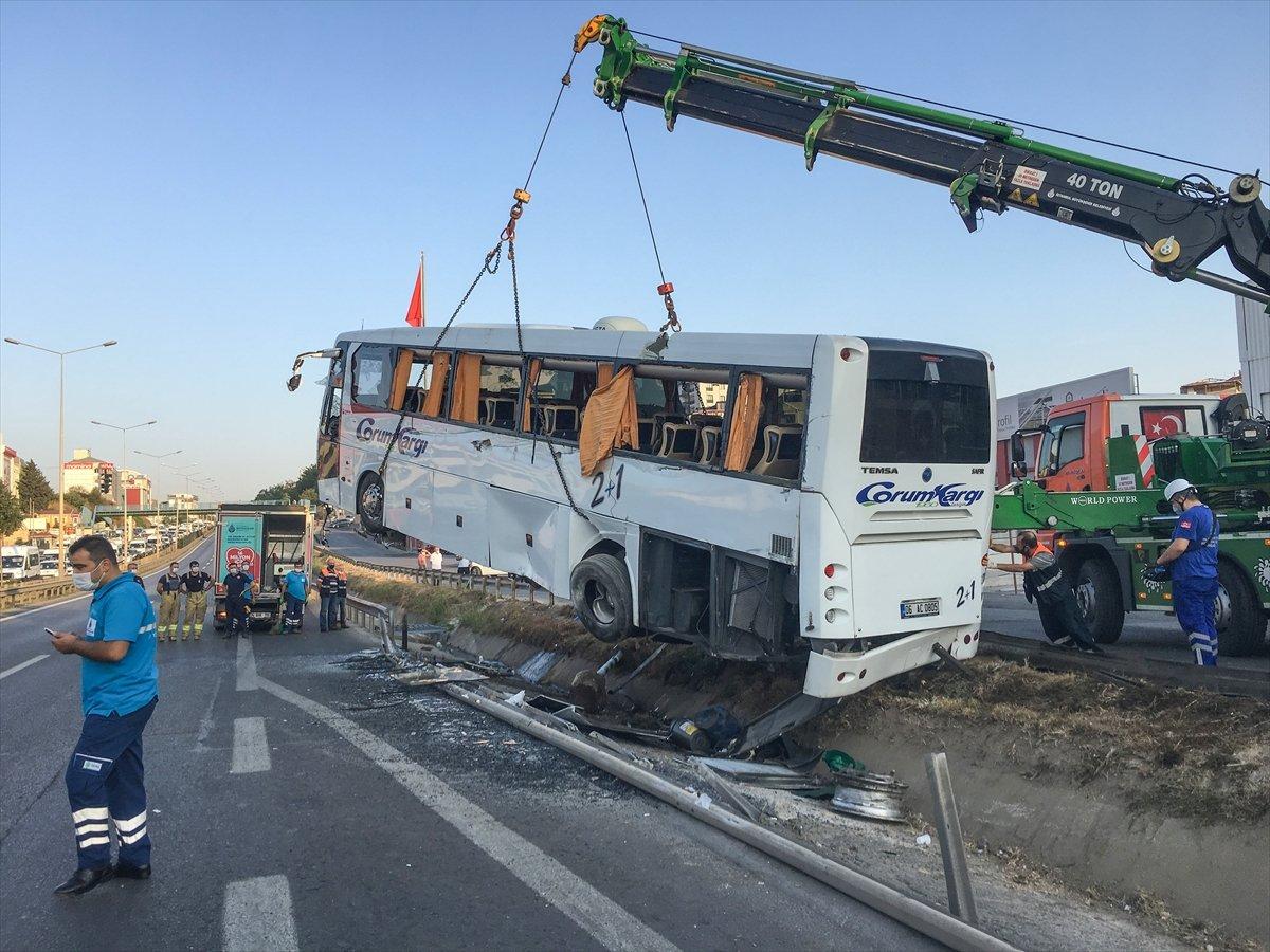 Pendik'te yolcu otobüsü devrildi