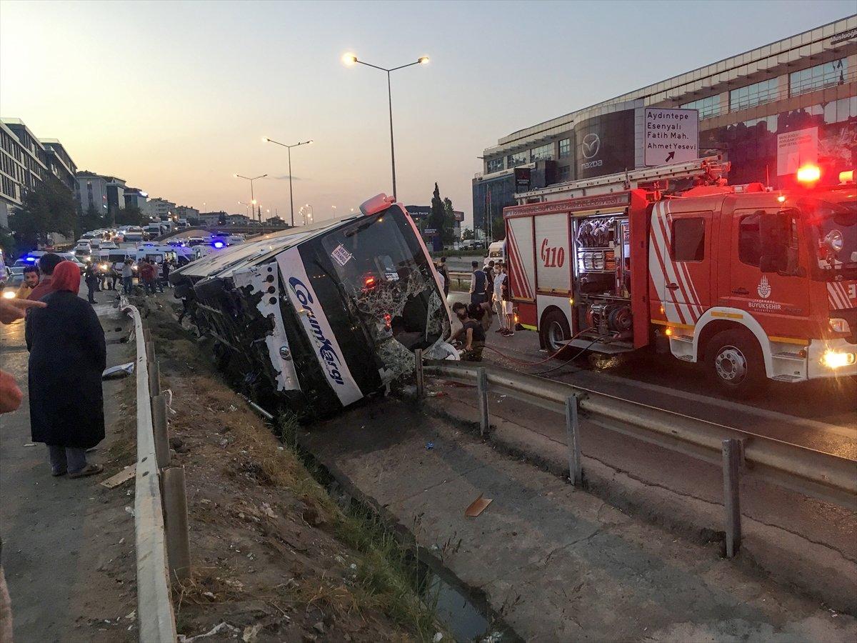 Pendik'te yolcu otobüsü devrildi