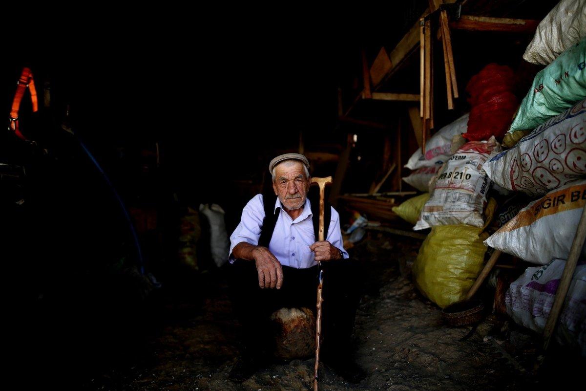 Bursa'da 78 yaşındaki vatandaş, baston üretmeye devam ediyor