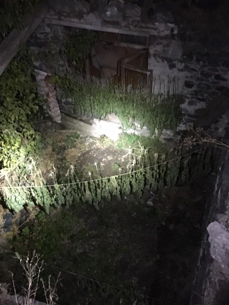 Kars'ta çamaşır ipinde kurutulmaya bırakılan uyuşturucu bulundu