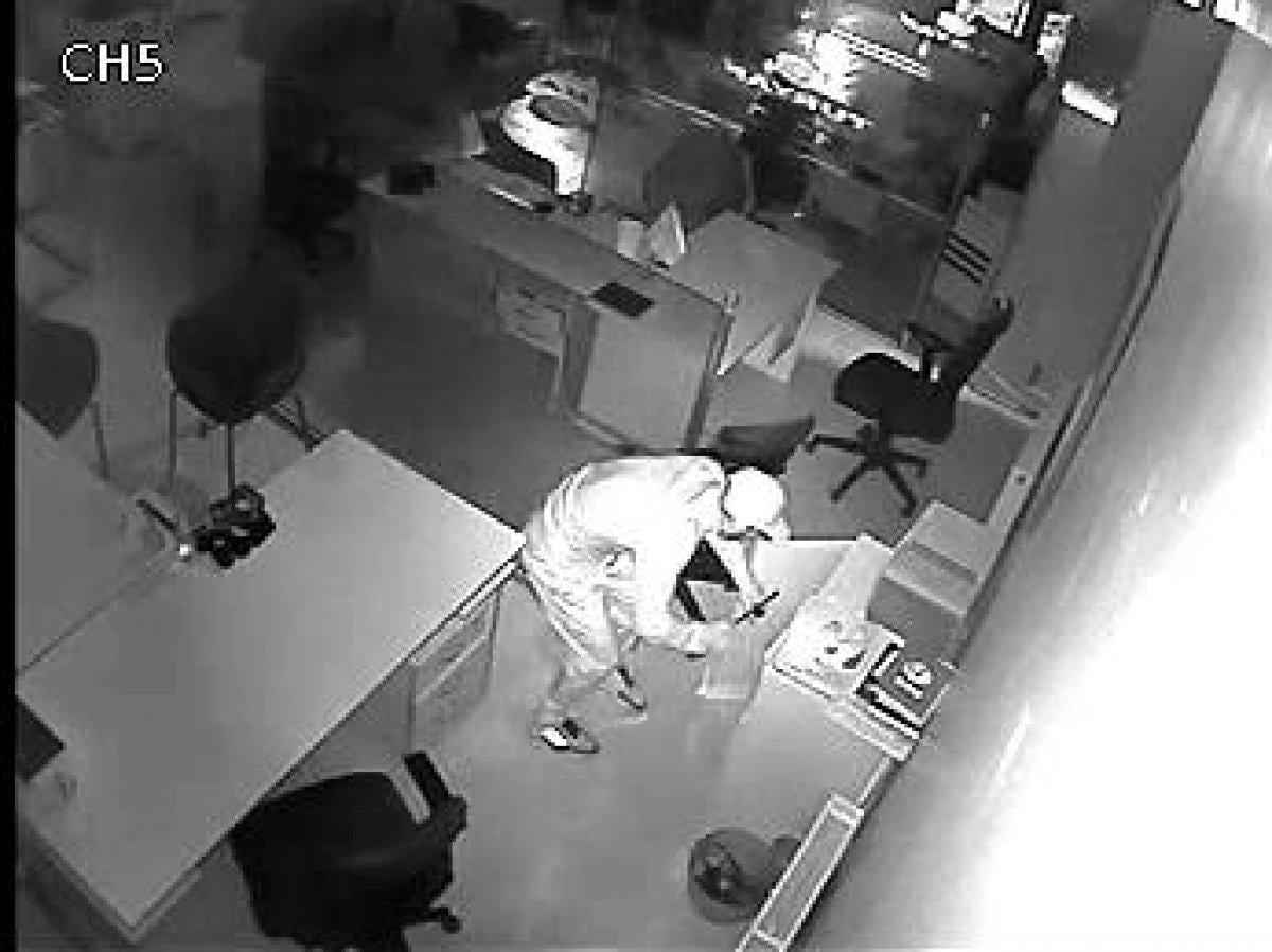 Avcılar'da emlak ofisinden bilgisayar çalan hırsızlar kamerada