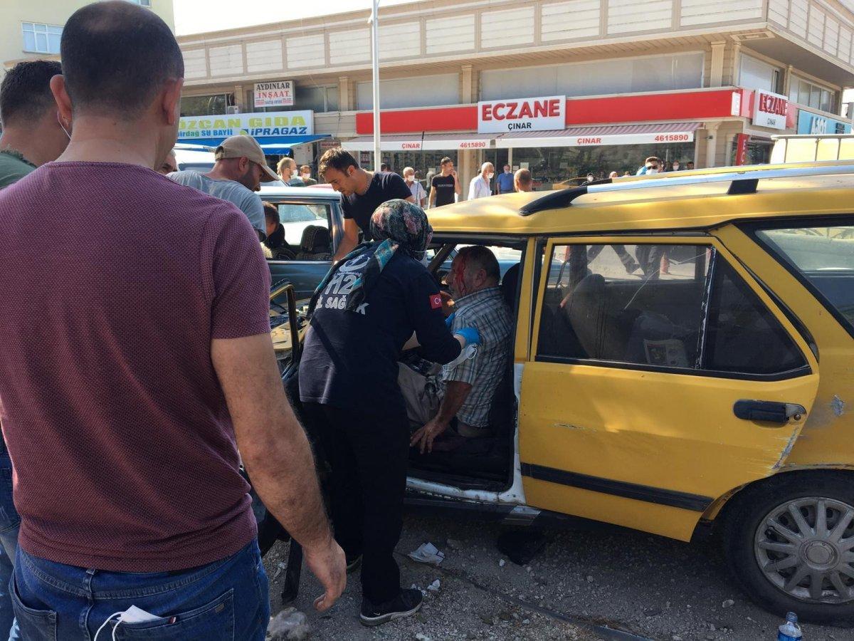 Bilecik’te alkollü sürücü ters şeritte seyir halindeyken 3 otomobile çarptı