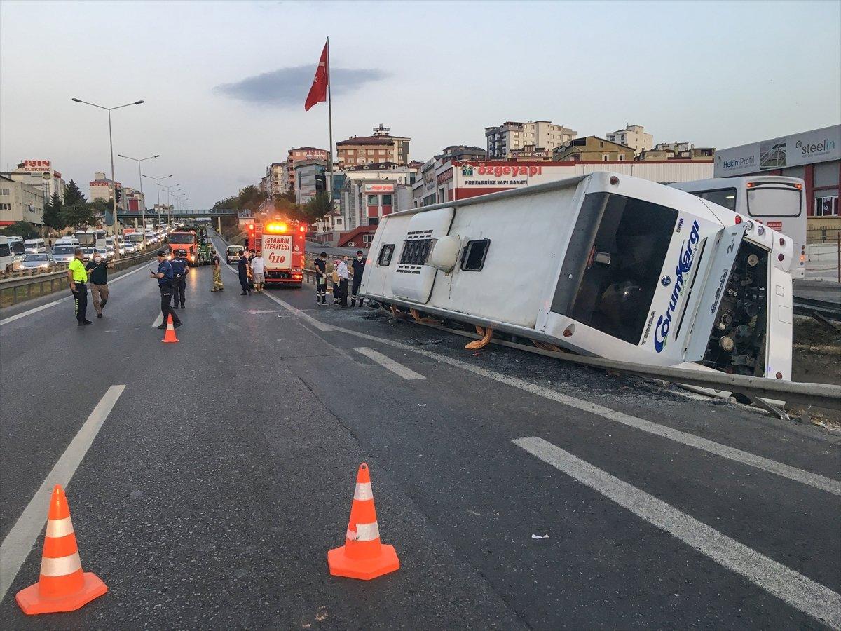 Pendik'te yolcu otobüsü devrildi