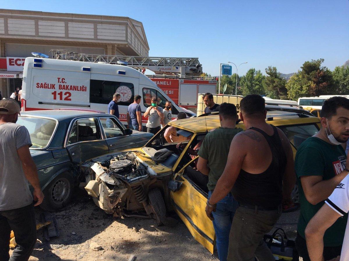 Bilecik’te alkollü sürücü ters şeritte seyir halindeyken 3 otomobile çarptı