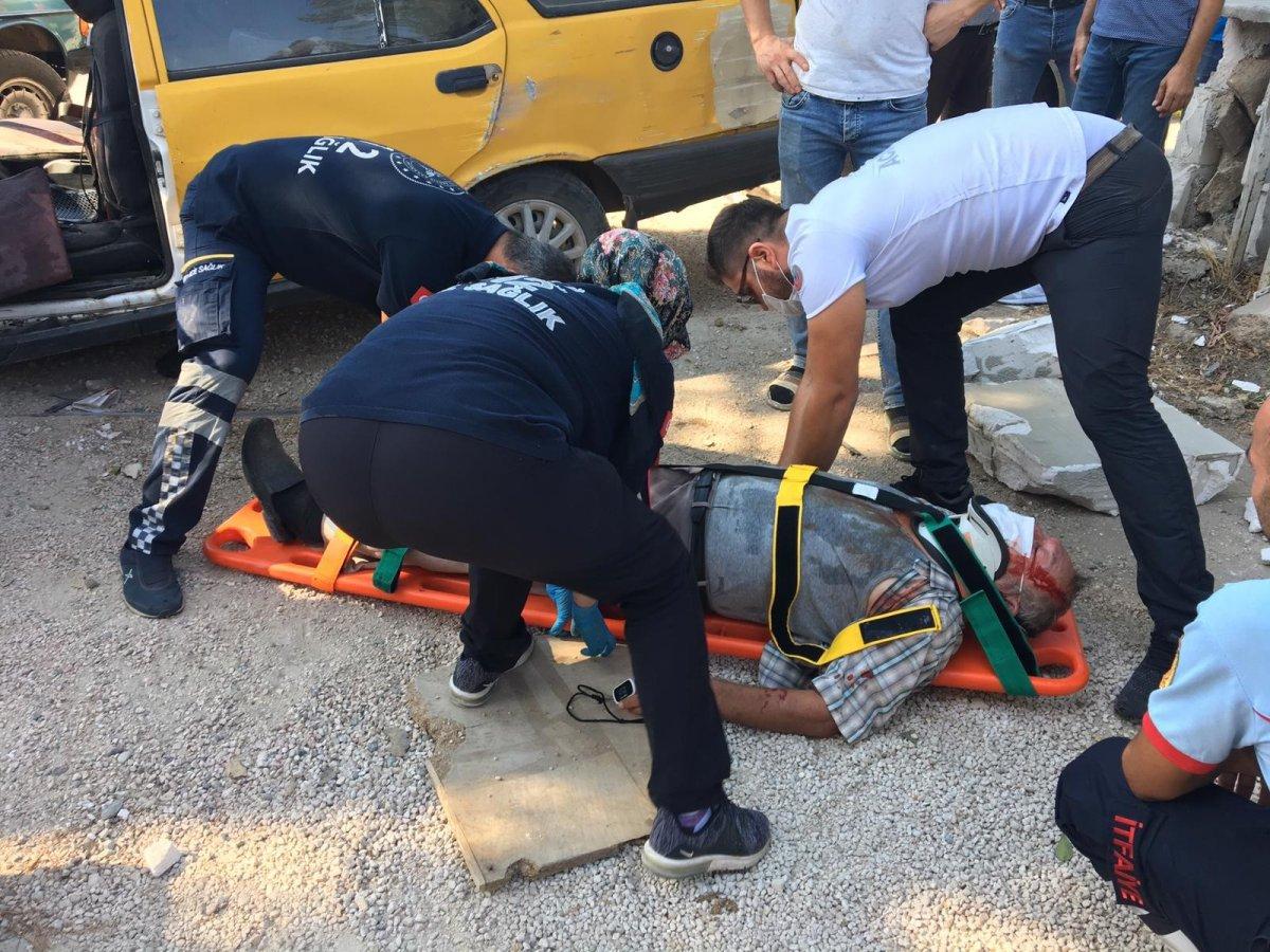 Bilecik’te alkollü sürücü ters şeritte seyir halindeyken 3 otomobile çarptı