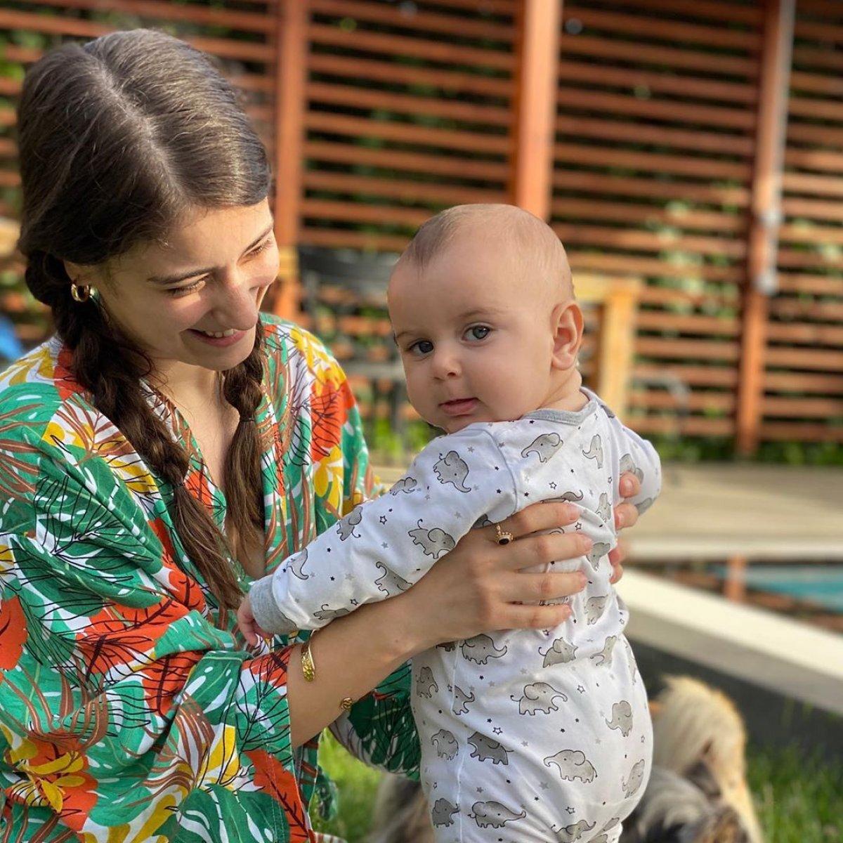 Hazal Kaya, oğlu Fikret Ali'yi paylaştı