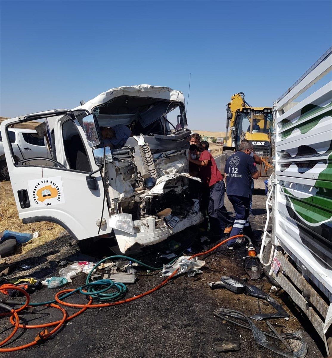Diyarbakır'da temizlik aracı ile kamyonet çarpıştı: 2 ölü, 2 yaralı