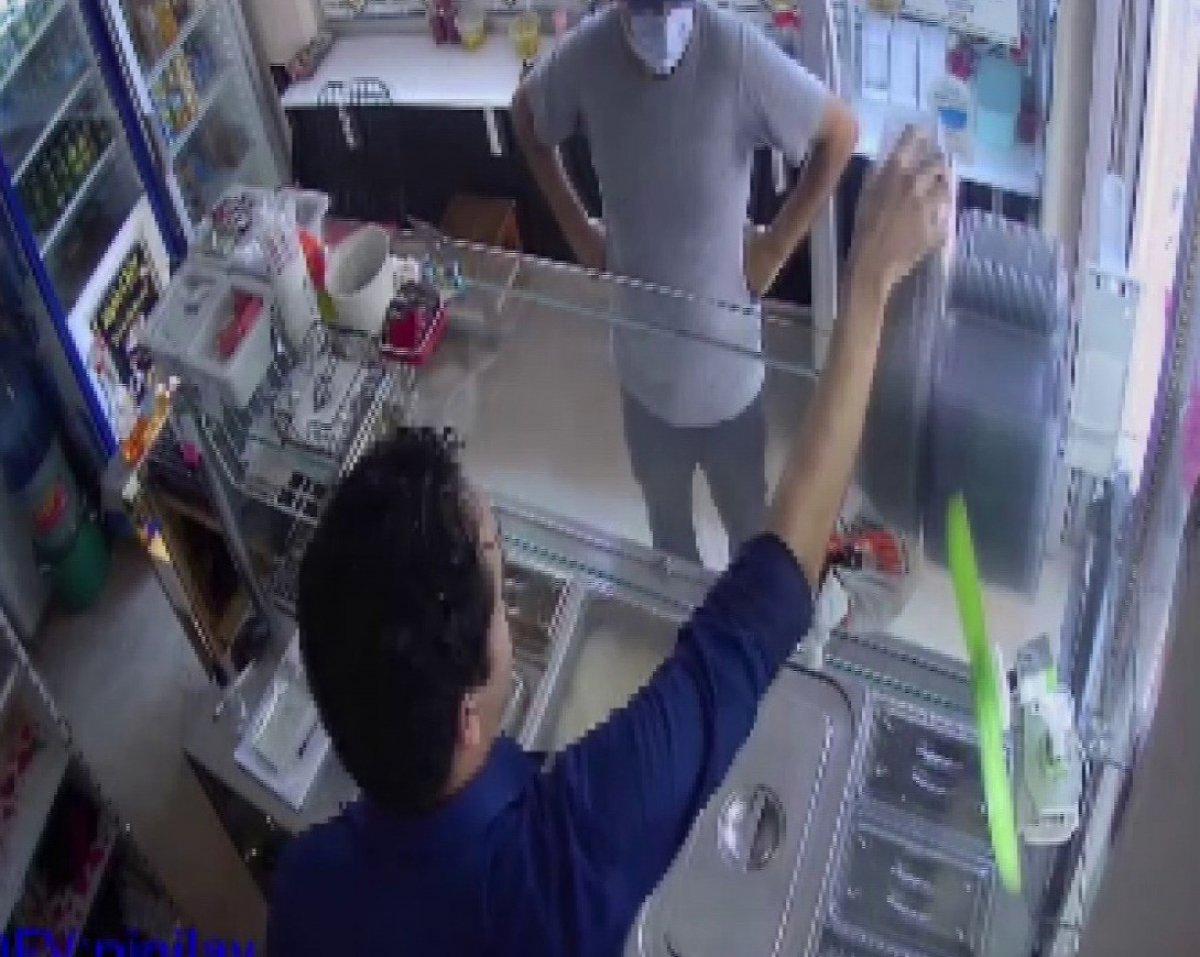 Ümraniye'de telefon hırsızlığı kamerada