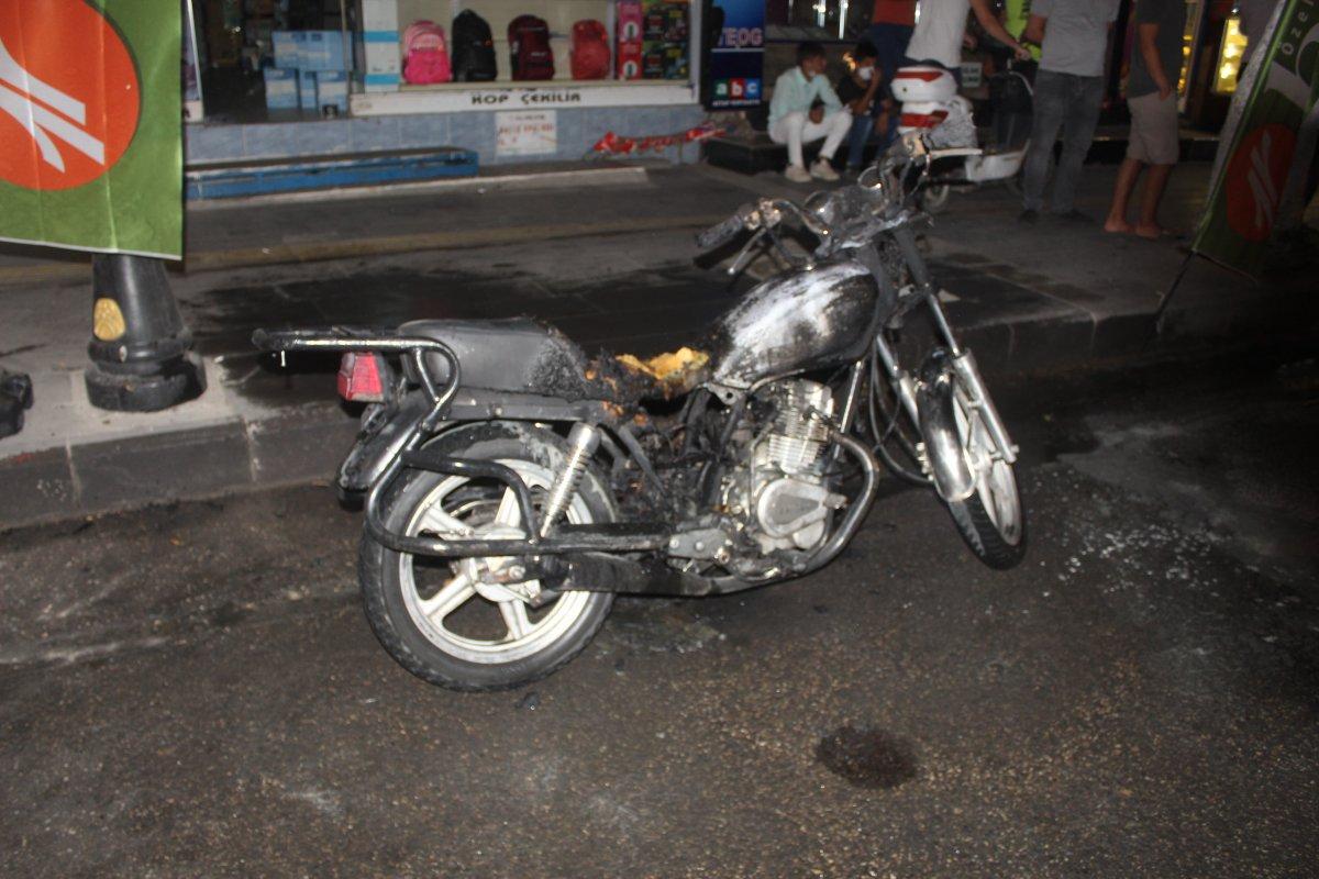 Adıyaman'da bir kişi motosikletini ateşe verdi