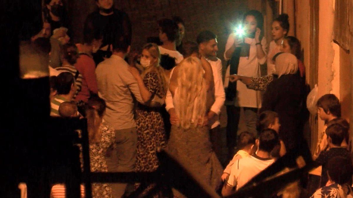 Büyükçekmece'de koronavirüse rağmen sokakta yapılan nişan eğlencesi