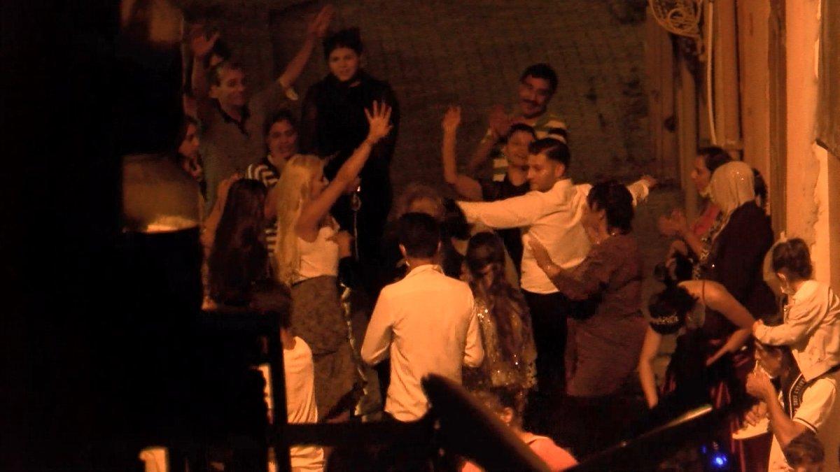 Büyükçekmece'de koronavirüse rağmen sokakta yapılan nişan eğlencesi